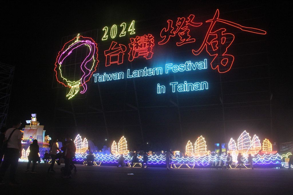 Pengunjung datang ke acara gladi bersih Taiwan Lantern Festival 2024, Jumat (23/2/2024) malam, di kota Tainan, Taiwan. 