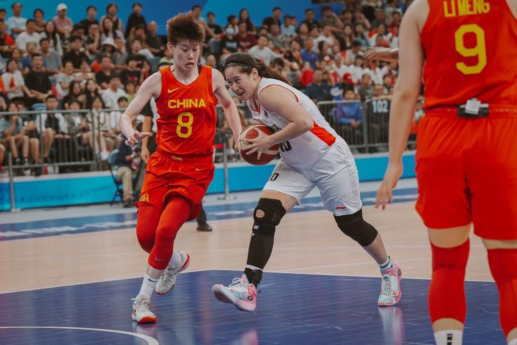 <i>Forward </i>timnas basket putri Indonesia, Priscilia Annabel Karen, menguasai bola dalam laga penyisihan Grup A Asian Games Hangzhou 2022 melawan China di Shaoxing Olympic Sport Centre Gymnasium, Hangzhou, Jumat (29/9/2023).