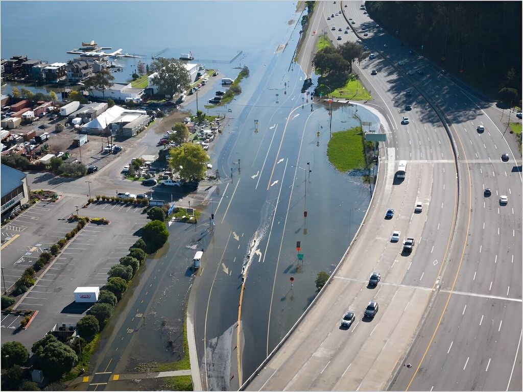 Air pasang sangat tinggi, yang disebut King Tide, membanjiri jalan raya di California Utara pada Januari 2023. Kenaikan permukaan laut dan El Nino dapat memperburuk jenis banjir ini.
