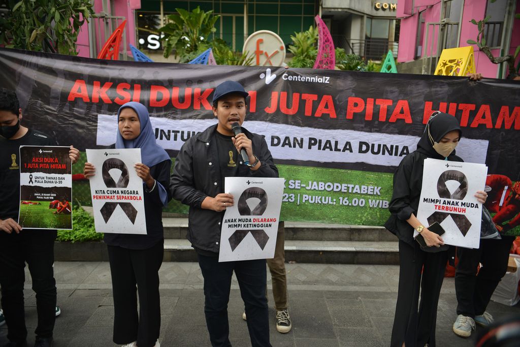 Seorang peserta aksi berorasi di depan sejumlah wartawan di kawasan Jalan Jenderal Sudirman, Jakarta Pusat, Jumat (31/3/2023). 