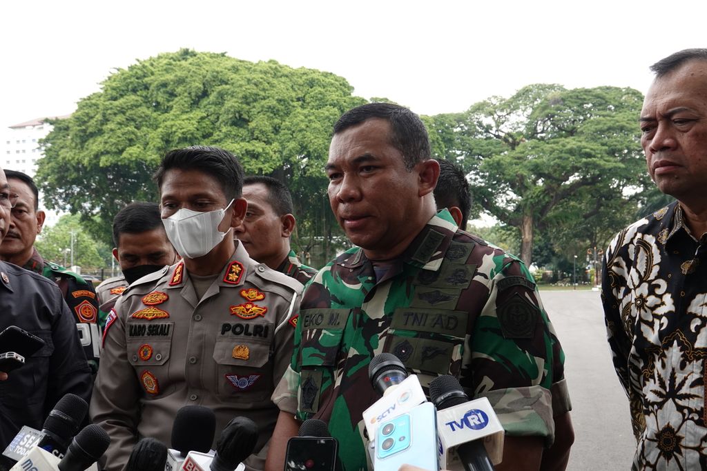 Kepala Staf Umum TNI Eko Margiyono memberikan keterangan pers di halaman Istana Merdeka terkait rencana pelaksanaan HUT TNI pada 5 Oktober, Jumat (30/9/2022).