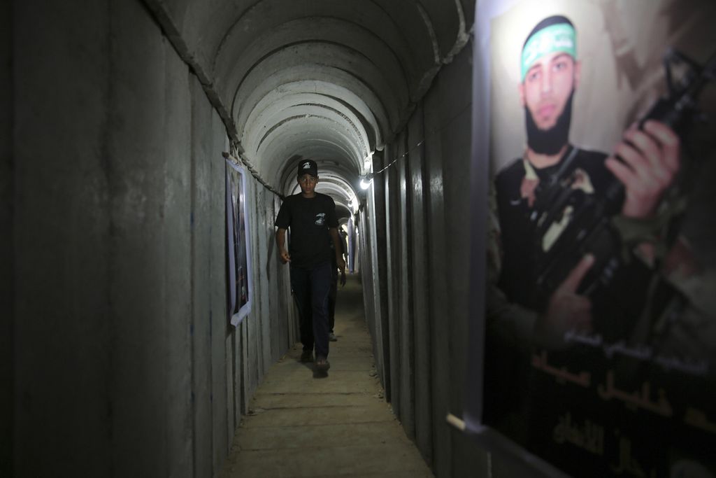 Dalam foto yang direkam pada Juli 2016 ini terlihat peserta latihan perang Hamas di Gaza. Jaringan terowongan yang dikendalikan Hamas dan sejumlah kelompok lain membentang ratusan kilometer di bawah Gaza.