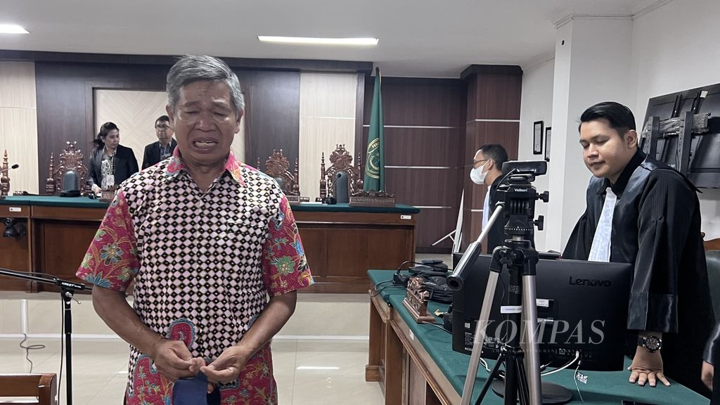 Isak Sattu, Mayor Inf (Purn), memberikan keterangan kepada wartawan seusai divonis bebas oleh majelis hakim Pengadilan HAM dalam sidang yang digelar di Pengadilan Negeri Makassar, Kamis (8/12/2022).