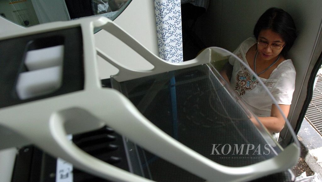 Unit Mobil Mamografi bertujuan memberikan kemudahan kepada warga untuk mendeteksi dini kanker payudara dengan menggunakan sistem sinar-X, yang diluncurkan Yayasan Kesehatan Payudara Jakarta. Seorang ibu menunggu untuk diperiksa di mobil mamografi di halaman parkir Jakarta Convention Center. (15/1/2010)