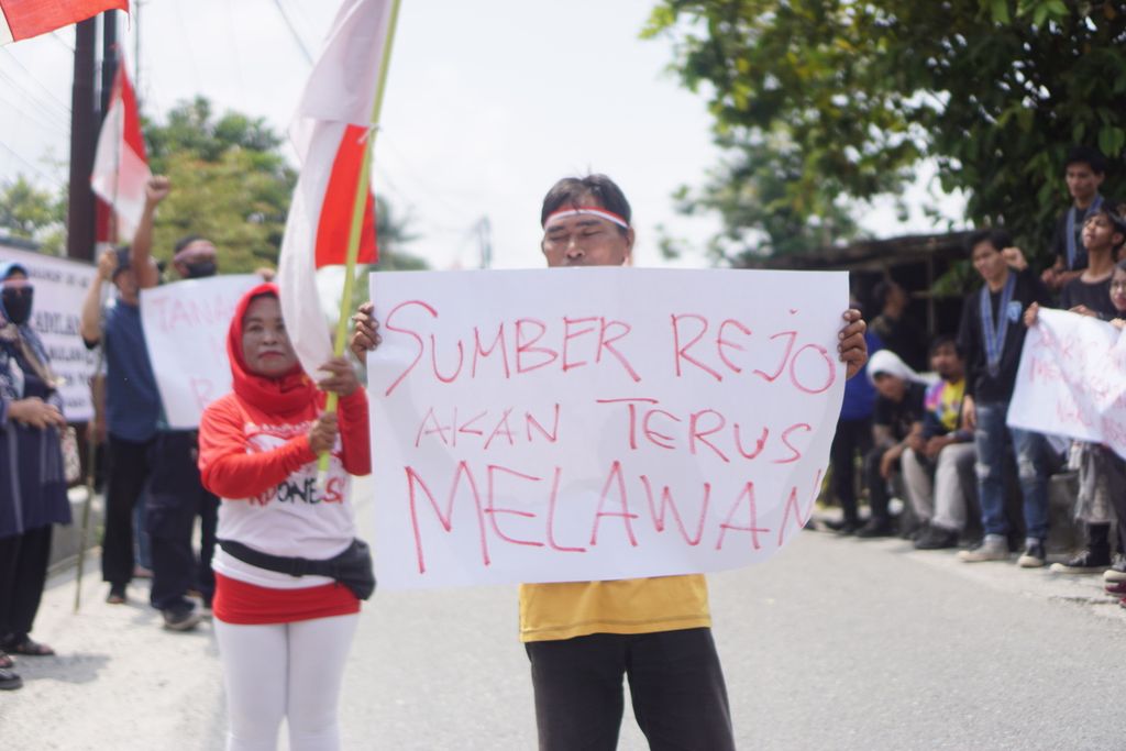 Warga membentangkan spanduk saat pemeriksaan setempat dalam kasus perdata sengketa lahan antara puluhan warga Balikpapan dan Kodam Mulawarman di Kelurahan Sumber Rejo, Kecamatan Balikpapan Tengah, Kota Balikpapan, Kalimantan Timur, Jumat (1/9/2023).