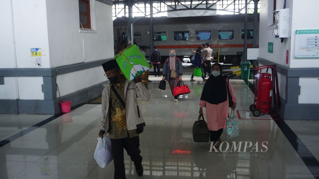Para penumpang kereta api yang baru saja tiba di Stasiun Purwosari, Surakarta, Jawa Tengah, Kamis (28/4/2022). Angka kedatangan penumpang merangkak naik mendekati hari raya Idul Fitri. Puncak kedatangan penumpang diperkirakan terjadi 29 April 2022.