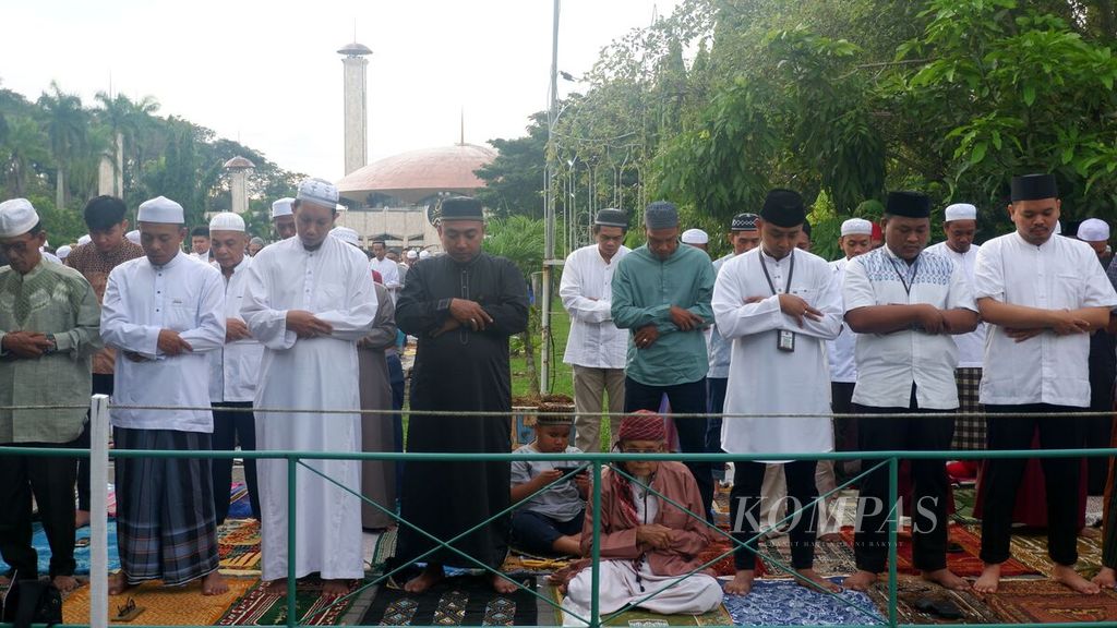 Umat Islam menunaikan shalat Idul Fitri 1445 H di Masjid Raya Sabilal Muhtadin, Banjarmasin, Kalimantan Selatan, Rabu (10/4/2024).