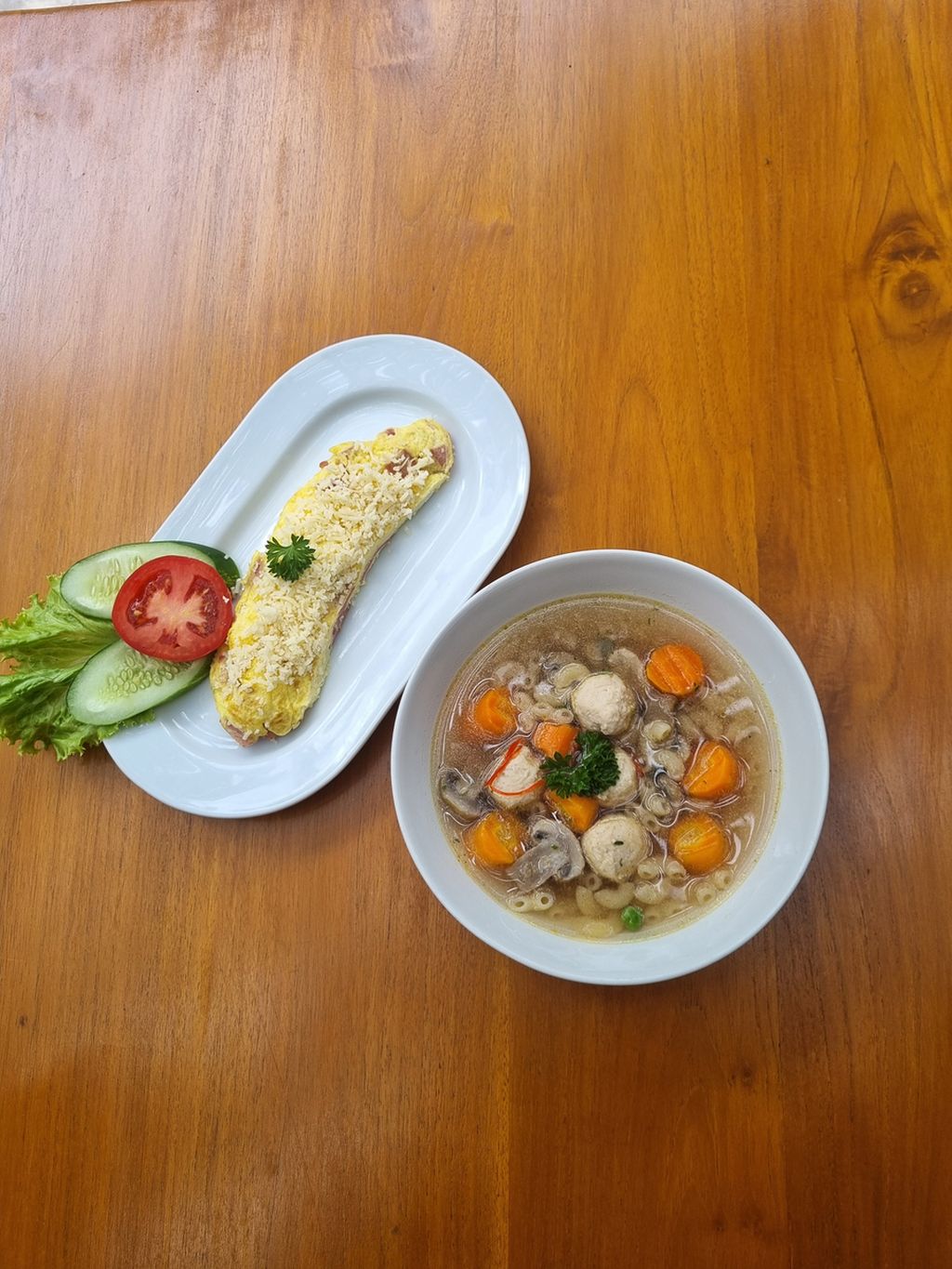Sup Ayam Makaroni dan Omelet Premium 