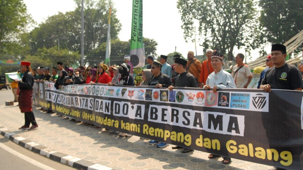 Masyarakat Adat Melayu Jambi gelar aksi solidaritas di Bundaran Tugu Keris Siginjai, Kota Jambi, Jumat (15/9/2023). Warga menolak cara kekerasan oleh aparat dalam penanganan aksi warga di pulau itu pekan lalu.