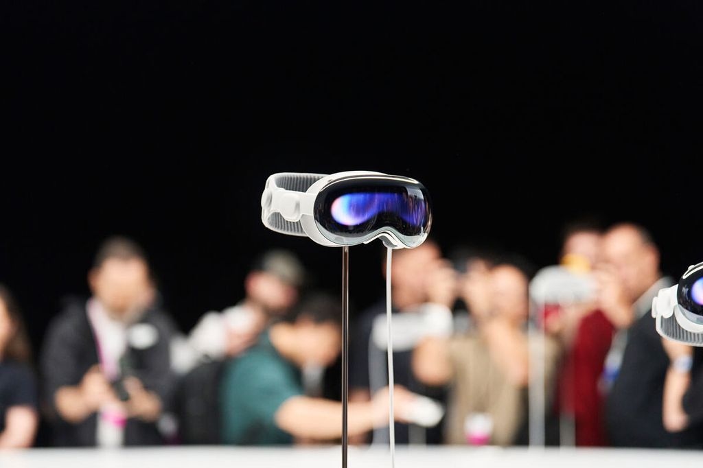 Apple Vision Pro, perangkat augmented reality yang baru diumumkan Apple pada Senin (5/6/2023).