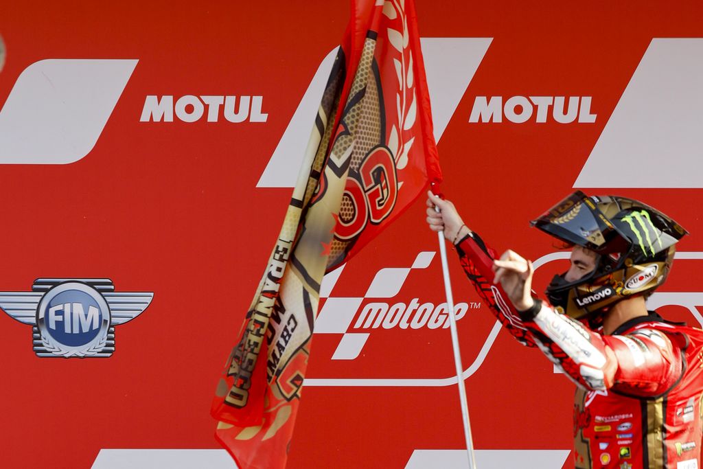 Pebalap Ducati Lenovo, Francesco Bagnaia, melakukan selebrasi setelah balapan utama MotoGP seri Valencia di Sirkuit Ricardo Tormo, Cheste, Spanyol, Minggu (26/11/2023). Bagnaia berhasil menjadi juara dunia MotoGP 2023. 
