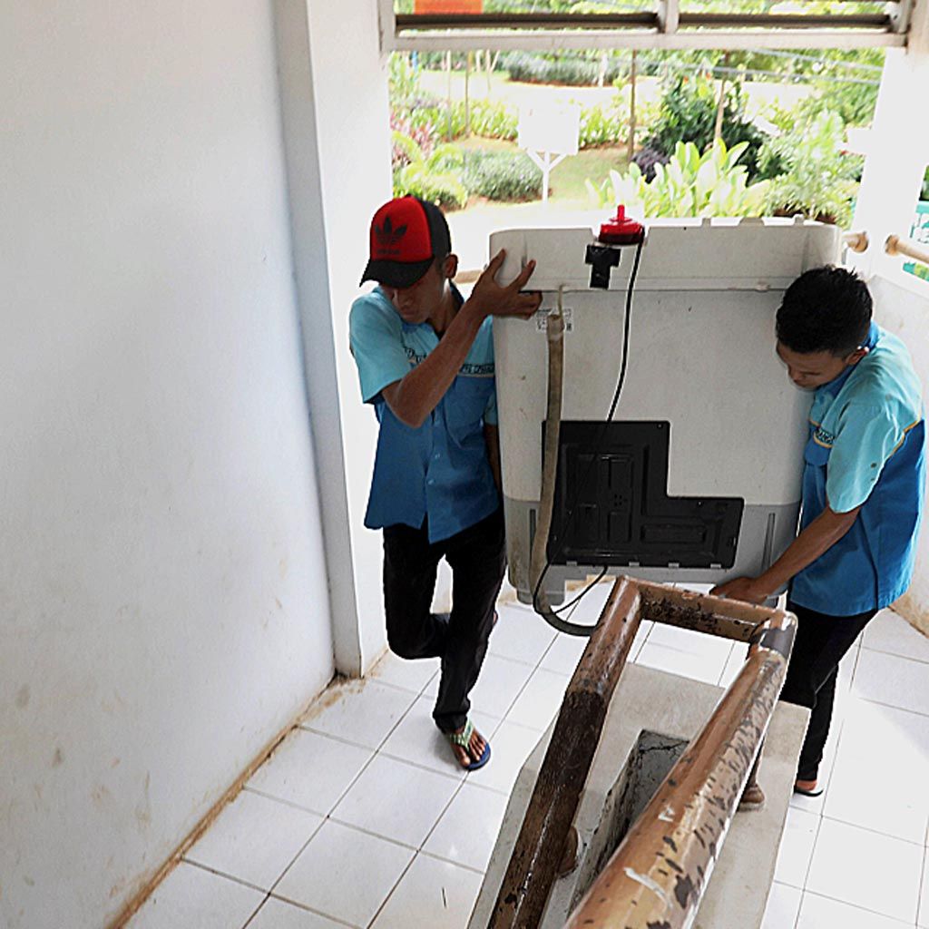 Petugas Unit Pengelola Rumah Susun membawa perabotan dari salah satu unit di Blok D Rusunawa Cipinang Besar Selatan, Jakarta Timur, Rabu (10/1). Pengosongan empat unit  rusunawa itu dilakukan menyusul penyalahgunaan narkoba oleh penghuni unit tersebut.