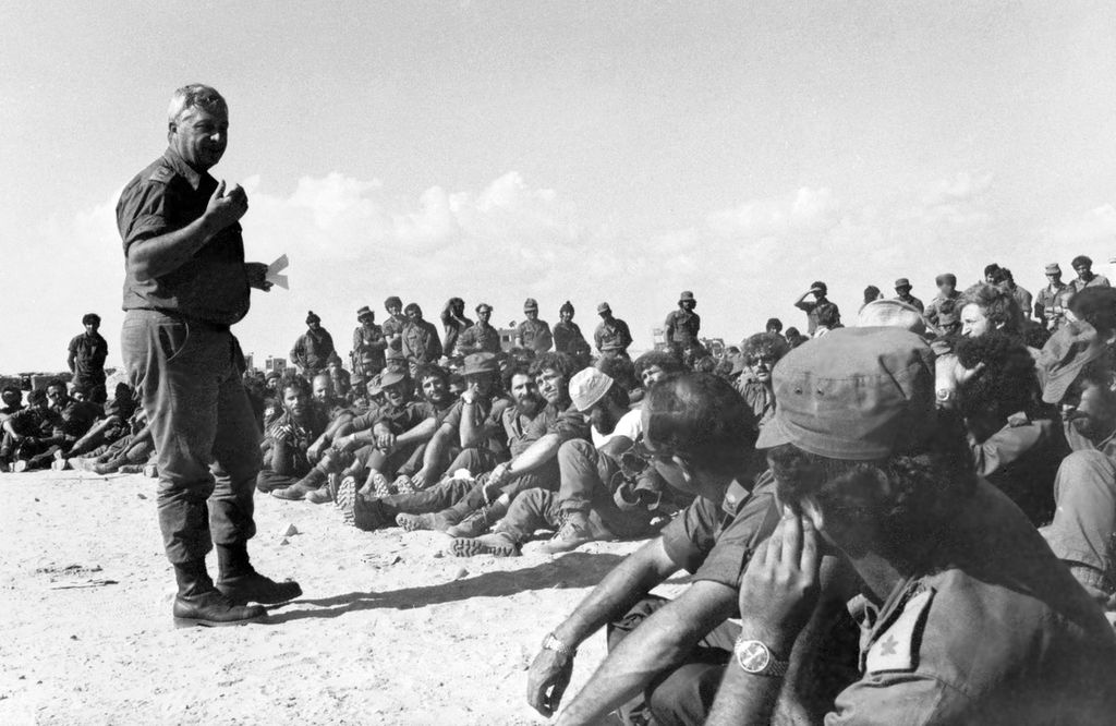 Jenderal Ariel Sharon (kiri), Komandan Front Barat Terusan Suez, memberikan instruksi kepada pasukannya pada 28 November 1973 pada perang Arab-Israel tahun itu. 