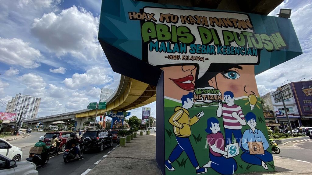 Kolong jembatan layang di kawasan Rawa Panjang, Kota Bekasi, Jawa Barat, dihiasi mural untuk melawan penyebaran informasi palsu di masyarakat atau hoaks, seperti yang ditemui pada Minggu (28/2/2021).