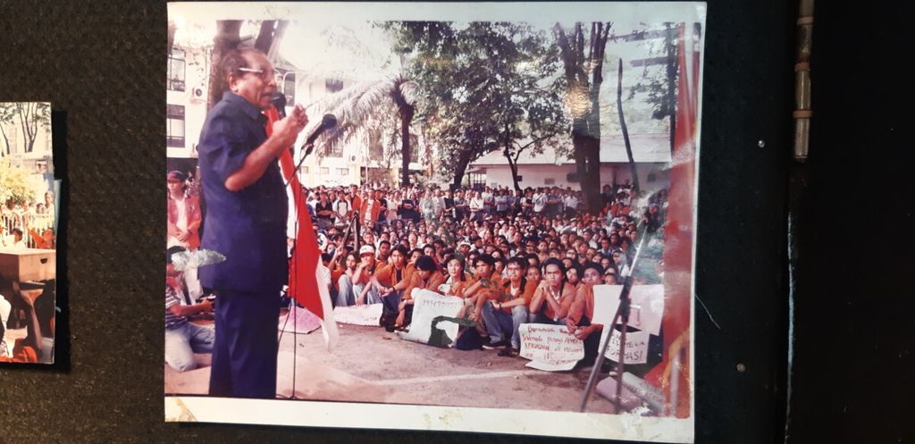 Frans Seda, pendiri Universitas Katolik Atma Jaya, berpidato di hadapan mahasiswa pada tahun 1998. Foto ini dipamerkan dalam pameran foto kilas balik Tragedi Semanggi I di Unika Atma Jaya Jakarta, 8-13 November 2018.