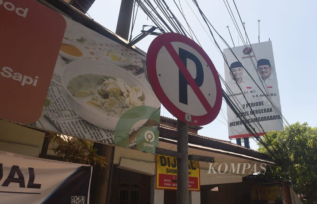 Baleho pasangan Eri Cahyadi dan Armuji dipasang tidak jauh dari kantor KPU Surabaya, Jatim, Rabu (4/9/2024). 