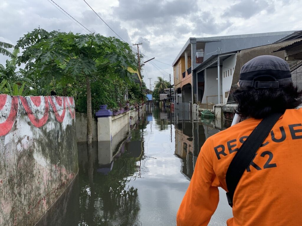 Tim SAR gabungan memantau permukiman yang terendam banjir di Perumnas Antang, Makassar, Selasa (22/12/2020). Di permukiman ini, sebagian rumah sudah ditinggal pemiliknya untuk mengungsi. Ketinggian air mencapai lebih dari 1 meter sejak tiga hari lalu.