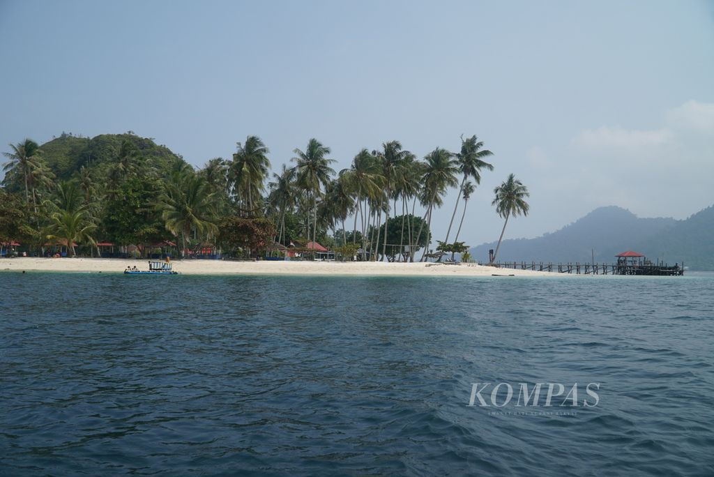 Suasana Pulau Pasumpahan, salah satu destinasi wisata, di Kelurahan Teluk Kabung Selatan, Kecamatan Bungus Teluk Kabung, Kota Padang, Sumatera Barat, Sabtu (7/10/2023). 