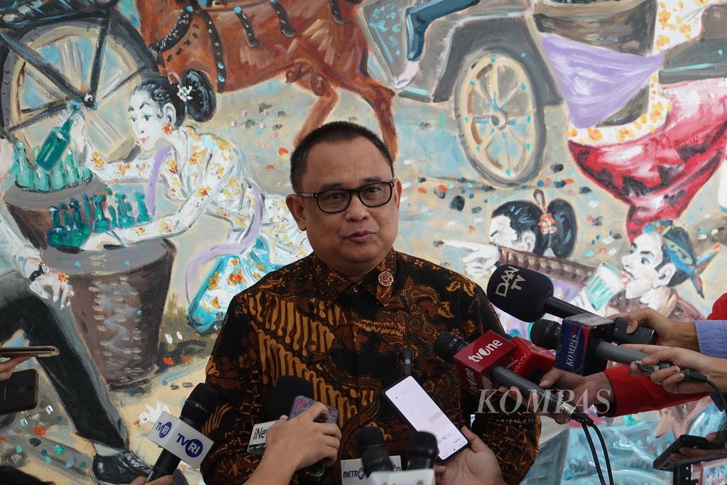 Koordinator Staf Khusus Presiden AAGN Dwipayana memberikan keterangan pers di Kementerian Sekretariat Negara, Jakarta, Selasa (16/1/2024)