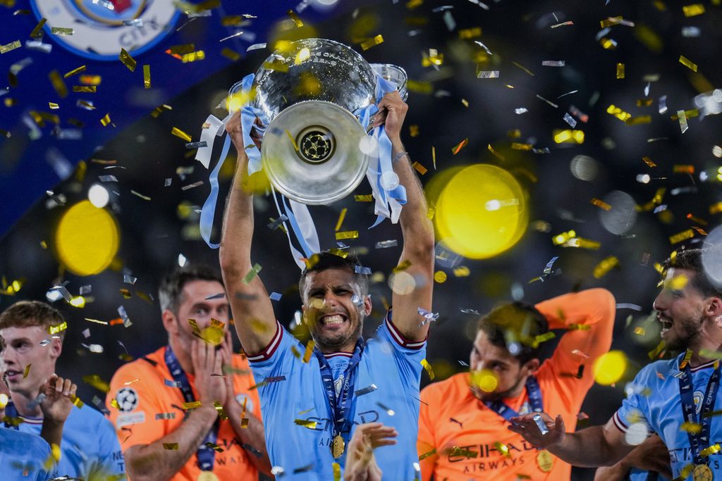Gelandang Manchester City, Rodri, mengangkat trofi juara Liga Champions Eropa musim 2022-2023 setelah menghadapi Inter Milan pada laga final di Stadion Olimpiade Attaturk, Istanbul, Turki, Minggu (11/6/2023) dini hari WIB.