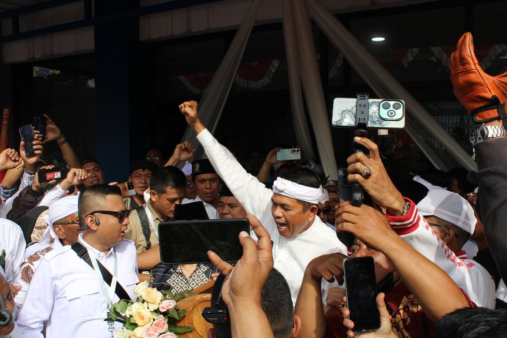 Dedi Mulyadi memberikan orasi di area depan Lapangan Sidolig, Kota Bandung, Jawa Barat, Selasa (27/8/2024). Dedi bersama Erwan Setiawan menjadi kontestan pertama dalam pemilihan gubernur Jabar 2024.