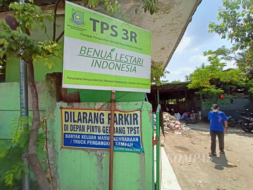 Seorang petugas sedang beraktivitas di TPS3R Benua Lestari Indonesia yang berlokasi di Perumahan Benua Indah, Kecamatan Karawaci, Kota Tangerang pada Senin (25/04/2022).