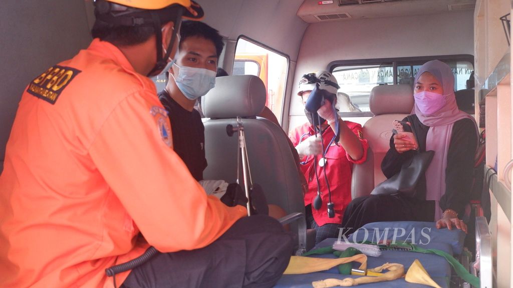Korban selamat dalam musibah tenggelamnya KM Ladang Pertiwi 2 dibawa dengan ambulans saat tiba di Pelabuhan Trisakti, Banjarmasin, Kalimantan Selatan, Minggu (29/5/2022) sore. 