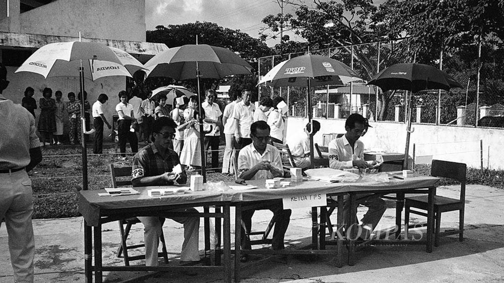 Suasana pencoblosan Pemilu 1987 di sebuah tempat pemungutan suara di sekitar Lapangan Hatta, Palembang.