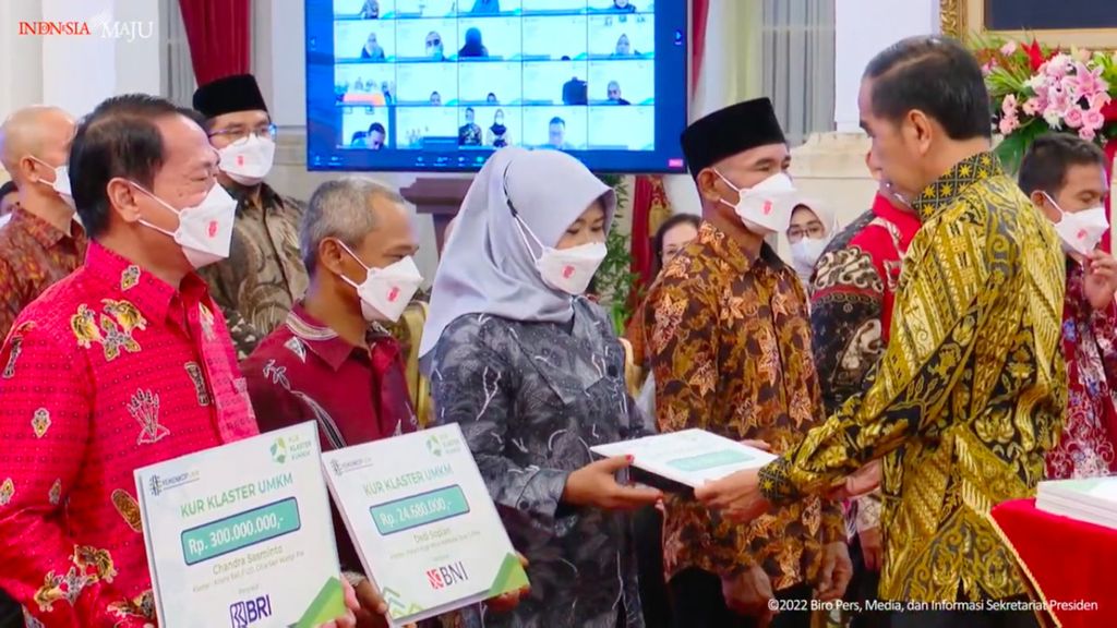 Presiden Joko Widodo menyerahkan KUR kluster untuk UMKM di Istana Negara, Jakarta, Senin (19/12/2022).