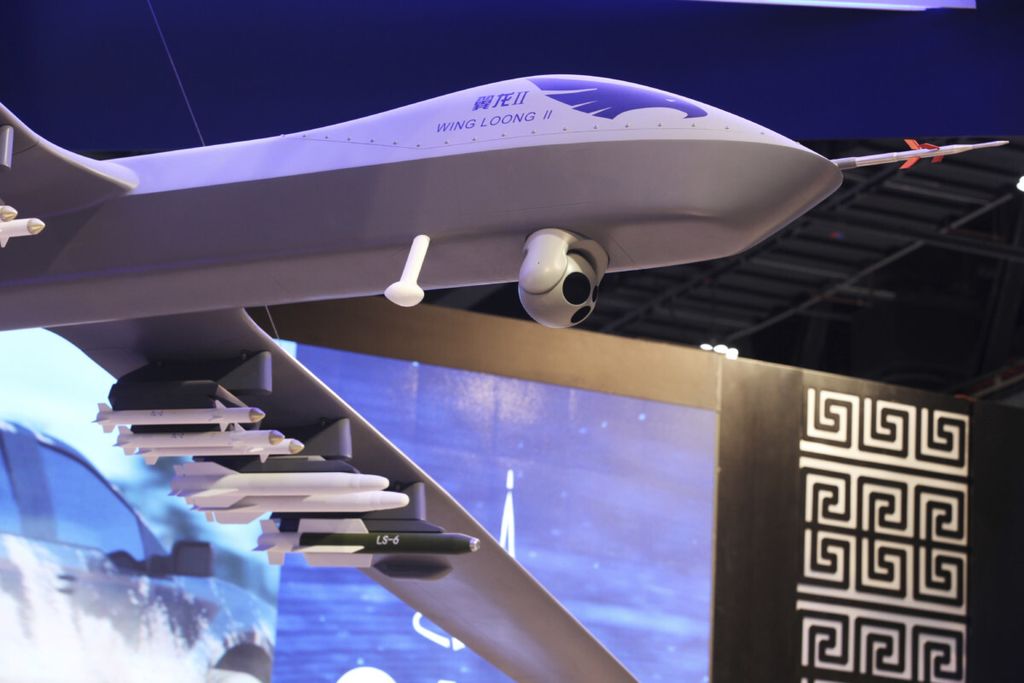 Model pesawat nirawak Wing Loong II buatan China dipamerkan di pameran pesawat nirawak militer di Abu Dhabi, Uni Emirat Arab, pada 25 Februari 2018.