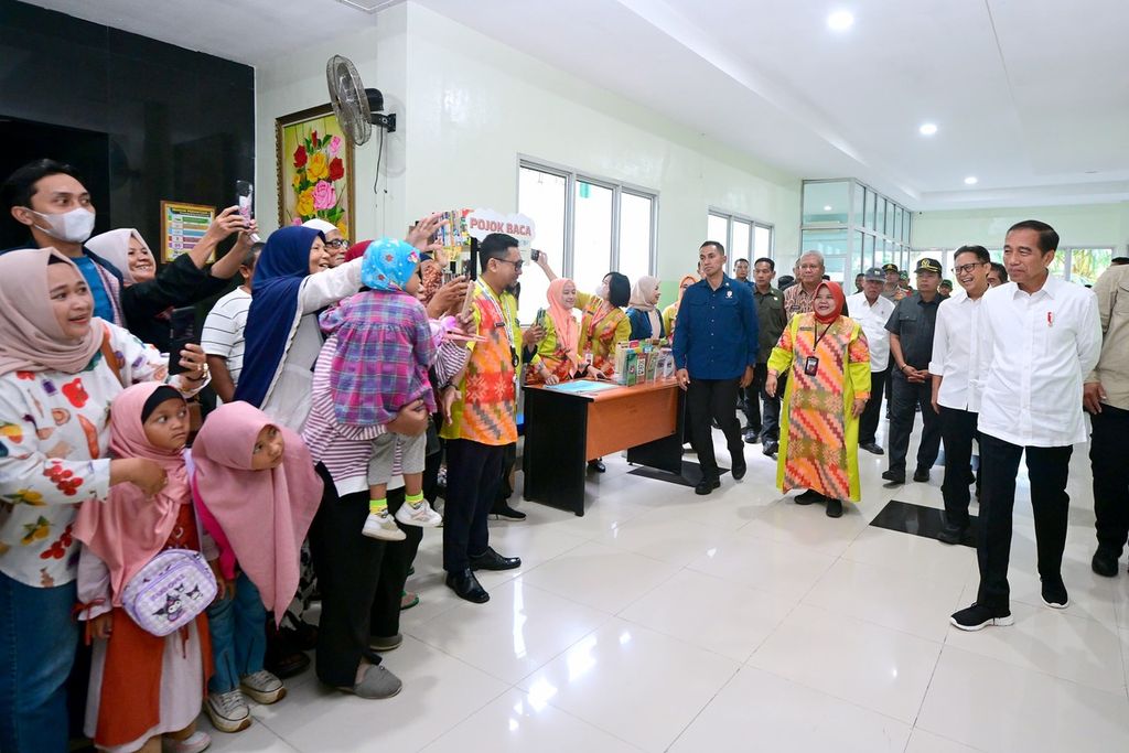 Presiden Joko Widodo meninjau Rumah Sakit Umum Daerah Sultan Syarif Mohamad Alkadrie di Kota Pontianak, Kalimantan Barat, Kamis (21/3/2024). Selain mengecek layanan kesehatan di sini, Presiden juga meminta alat kesehatan di rumah sakit ini dilengkapi.