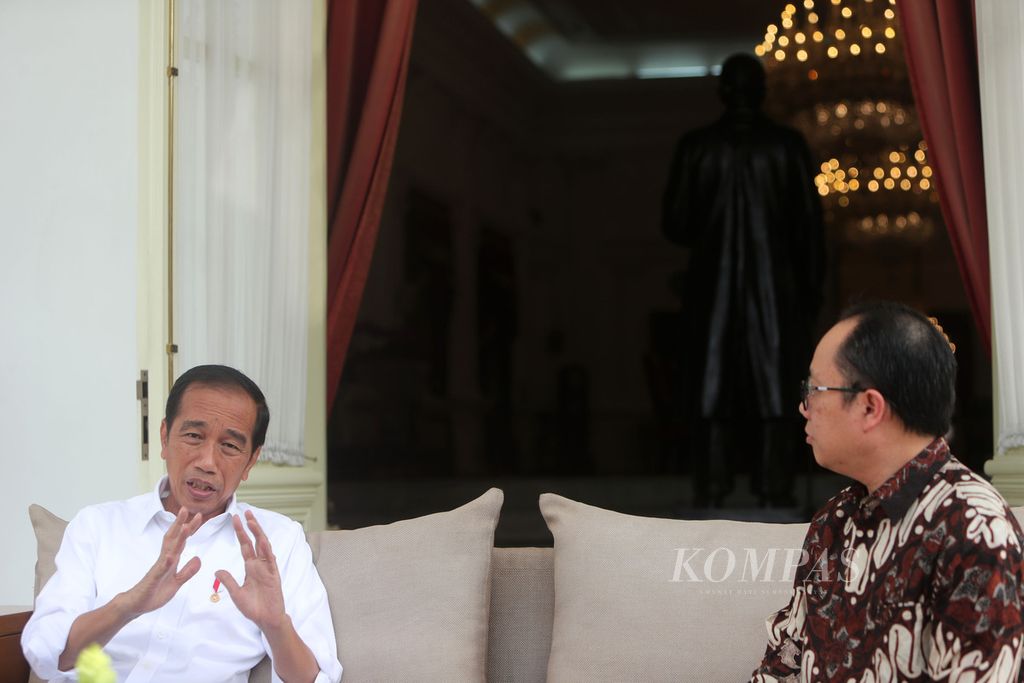 Presiden Joko Widodo saat wawancara dengan Harian Kompas di Istana Merdeka, Jakarta, Minggu (14/8/2022).  