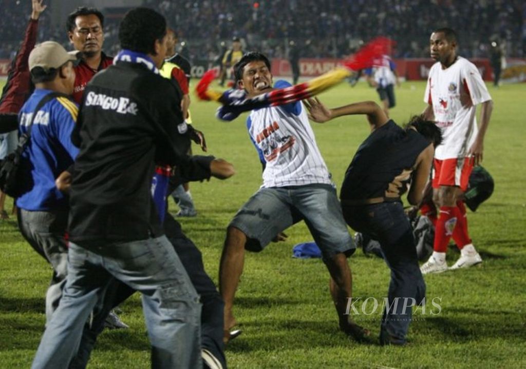 Tawuran antar suporter mewarnai pertandingan kedua di hari pertama babak delapan besar Liga Djarum Indonesia 2007 di Stadion Brawijaya, Kediri, Jawa Timur, antara Arema melawan Persiwa. Penonton yang tidak puas akan kepemimpinan wasit menganiaya dua hakim garis dan merusak stadion.