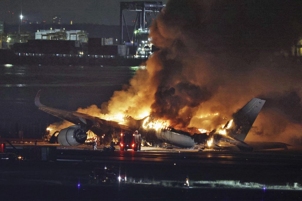 Airbus A350 yang dioperasikan Japan Airlines terbakar habis di landasan pacu Bandara Haneda, Japang, pada Selasa (2/1/2024).