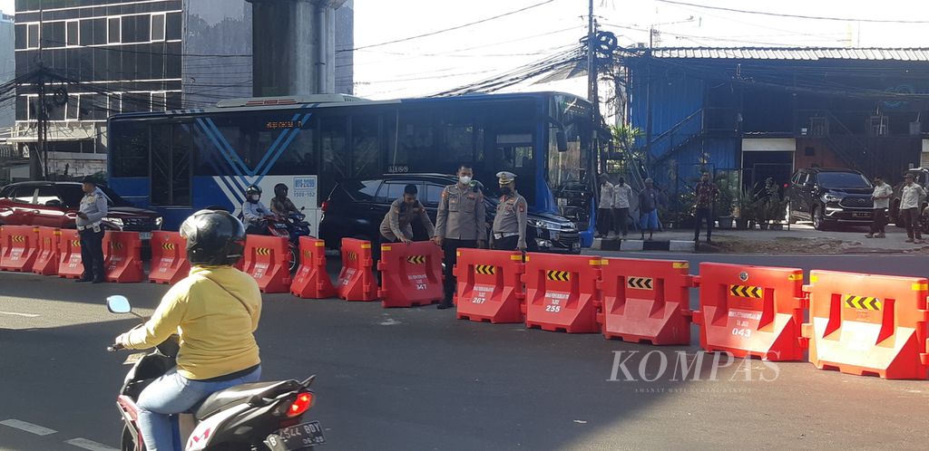 Polisi menjaga perempatan lampu merah Santa antara Jalan Wijaya 1, Jalan Wolter Monginsidi, dan Jalan Suryo di Kebayoran Baru, Jakarta Selatan, yang ditutup, Jumat (14/4/2023). Rekayasa lalu lintas untuk mengurangi kemacetan ini diterapkan dua minggu sejak 5 April 2023.
