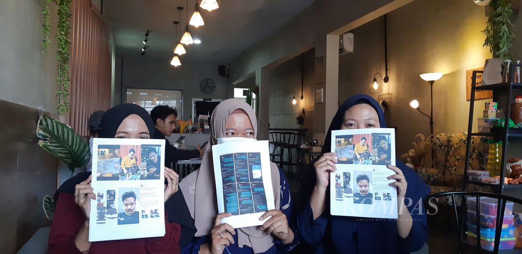 Tiga korban penipu berkedok cinta, Faris Ahmad Faza (31), memperlihatkan bukti sebelum bersama-sama melapor ke Polres Kediri Kota, Jawa Timur, Minggu (17/3/2022). Selama 2021 hingga awal 2022, diketahui setidaknya terdapat sembilan korban Faza melalui aplikasi kencan Tinder dan Line. 