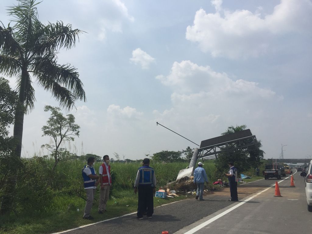 Lokasi kecelakaan fatal di jalur A Km 712 jalan Tol Surabaya-Mojokerto, Jawa Timur, Senin (16/5/2022). Bus pariwisata PO Ardiansyah mengalami kecelakaan tunggal atau tidak melibatkan kendaraan lain dengan menabrak tiang VMS sehingga mengakibatkan 15 orang meninggal dan 19 orang terluka.