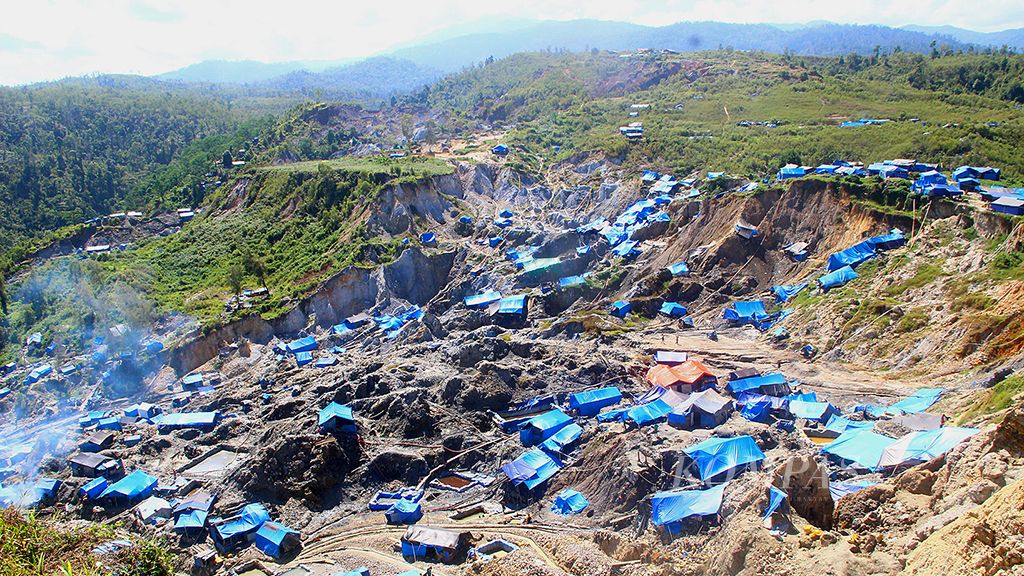 Lokasi tambang  emas liar di Gunung Botak, Kabupaten Buru, Maluku, kembali dirambah sejak Januari 2017 seperti terlihat Rabu (8/11). Lokasi tambang itu pertama kali beroperasi November 2011 kemudian ditutup pada November 2015 dengan alasan merusak lingkungan, termasuk maraknya penggunaan  merkuri.