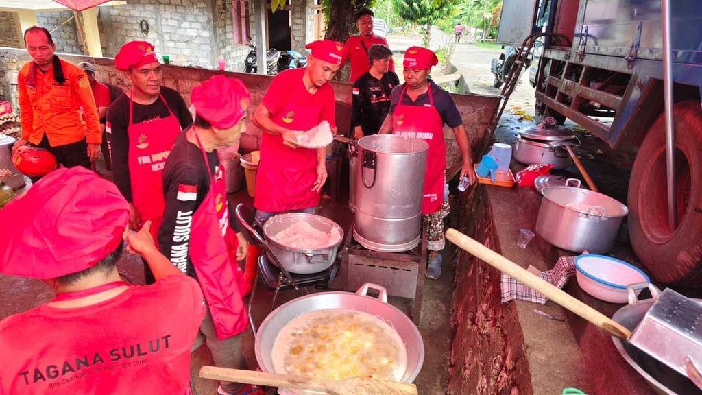 Para relawan Taruna Siaga Bencana (Tagana) Kementerian Sosial memasak di dapur umum untuk para korban erupsi Gunung Ruang yang mengungsi di Pulau Tagulandang, Sulawesi Utara, Jumat (19/4/2024).