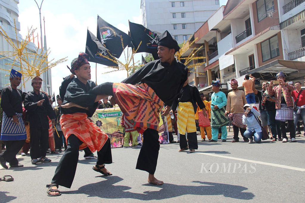 Atraksi pencak silat di Kirab Budaya dalam rangkaian acara Ulang Tahun Kota Pontianak, Kalimantan Barat, ke-246 Tahun, Minggu (22/10/2017).