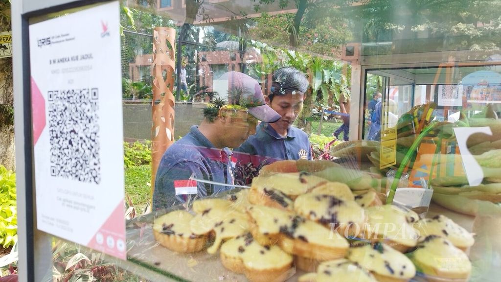 Salah seorang pedagang UMKM binaan BRI dalam pameran acara Pekan Rakyat Simpedes 2023, di Taman Aviary Menara BRI, di Jakarta, Kamis (13/7/2023).