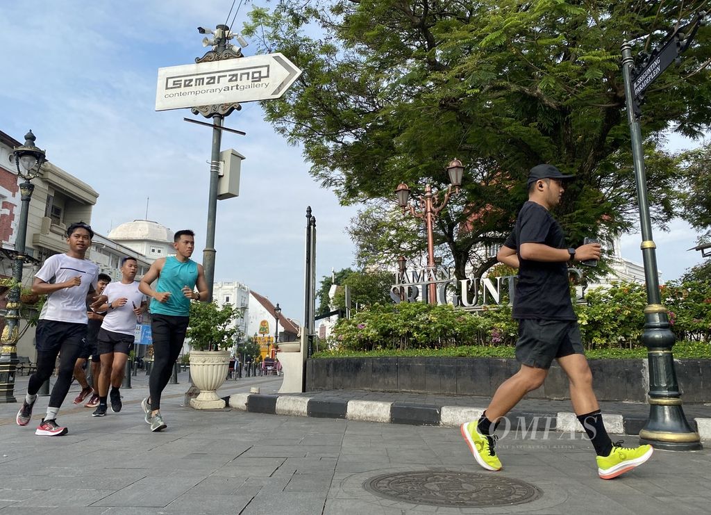 Para pelari dari komunitas Semarang Runners menggelari latihan lari bersama, Sabtu (3/12/2022), di kawasan Kota Lama, Semarang, Jawa Tengah. Sebagian anggota komunitas tersebut sedang mempersiapkan diri mengikuti lomba lari Semarang 10K yang akan digelar pada Minggu (18/12/2022) di Kota Semarang. 