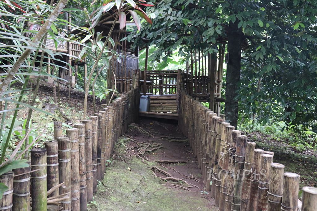 Tampak salah satu pondok yang dibangun dari bambu di kompleks Komunitas Cengkeh Afo dan Rempah Gamalam di Kelurahan Tongole, Kecamatan Ternate Tengah, Kota Ternate, Maluku Utara, Selasa (29/3/2022). Di tempat itu, anggota komunitas menyajikan makanan tradisonal kepada pengunjung.
