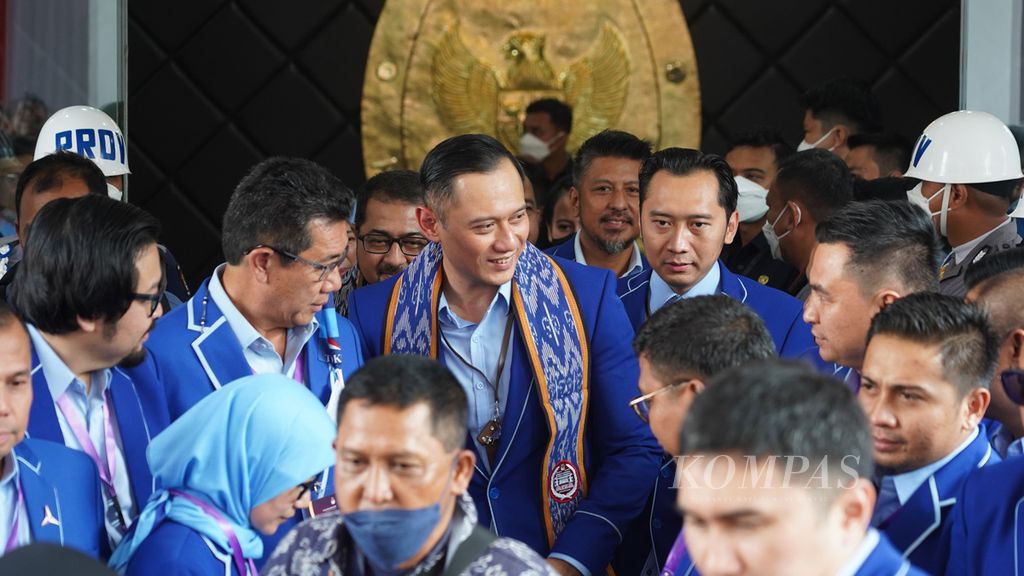 Ketua Umum Partai Demokrat Agus Harimurti Yudhoyono bersama rombongan meninggalkan Kantor Komisi Pemilihan Umum (KPU), Jakarta, Jumat (5/8/2022). Partai Demokrat mendaftarkan diri untuk mengikuti Pemilu 2024 pada hari kelima setelah dibukanya pendaftaran di KPU. 