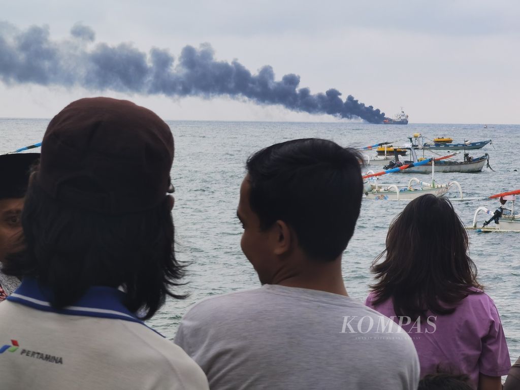 Warga memadati pantai untuk melihat kapal MT Kristin yang terbakar di perairan barat Pulau Lombok, tepatnya di kawasan Pantai Ampenan, Kota Mataram, Nusa Tenggara Barat, Minggu (26/3/2023) sore. Kapal tersebut membawa pertalite sebanyak 5.200 kiloliter yang akan dipasok ke Terminal BBM Ampenan, Mataram, sebesar 2.700 kiloliter dan Terminal BBM Sanggaran, Bali, sebesar 3.200 kiloliter. .