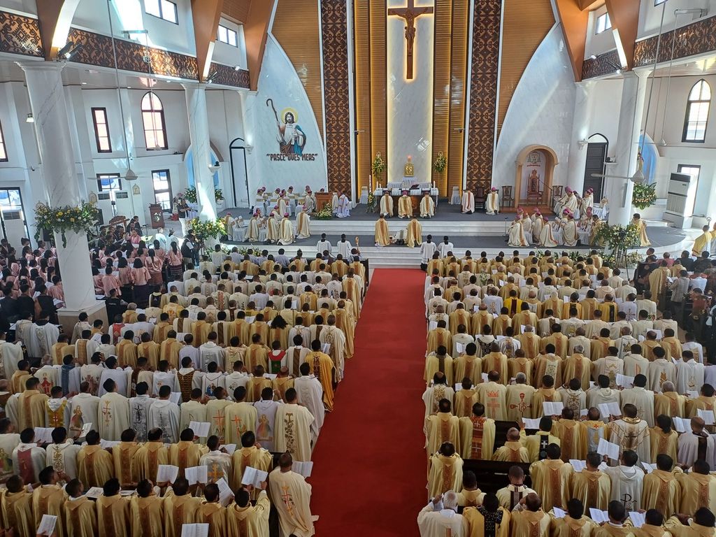 Suasana misa pentahbisan Uskup Agung Kupang Mgr Hironimus Pakaenoni di Gereja Katedral Kristus Raja Kupang, Kota Kupang, Nusa Tenggara Timur, Kamis (9/5/2024). 
