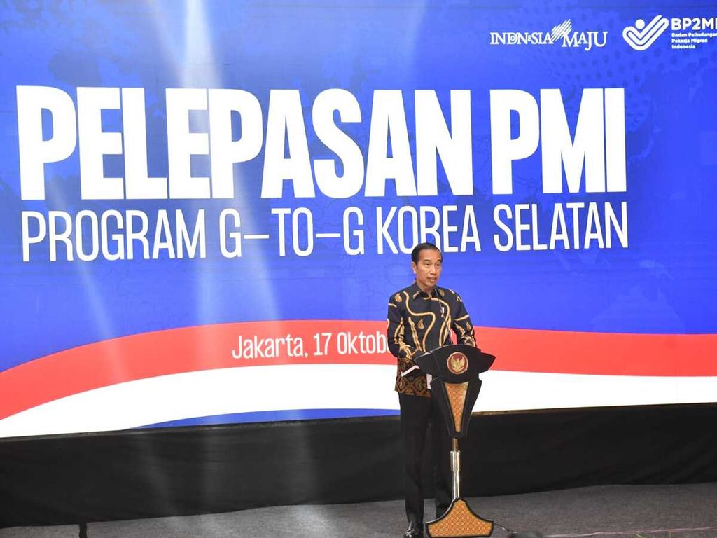 Presiden Joko Widodo melepas keberangkatan para PMI dalam skema <i>G to G,</i> Senin (17/10/2022), di Jakarta. 