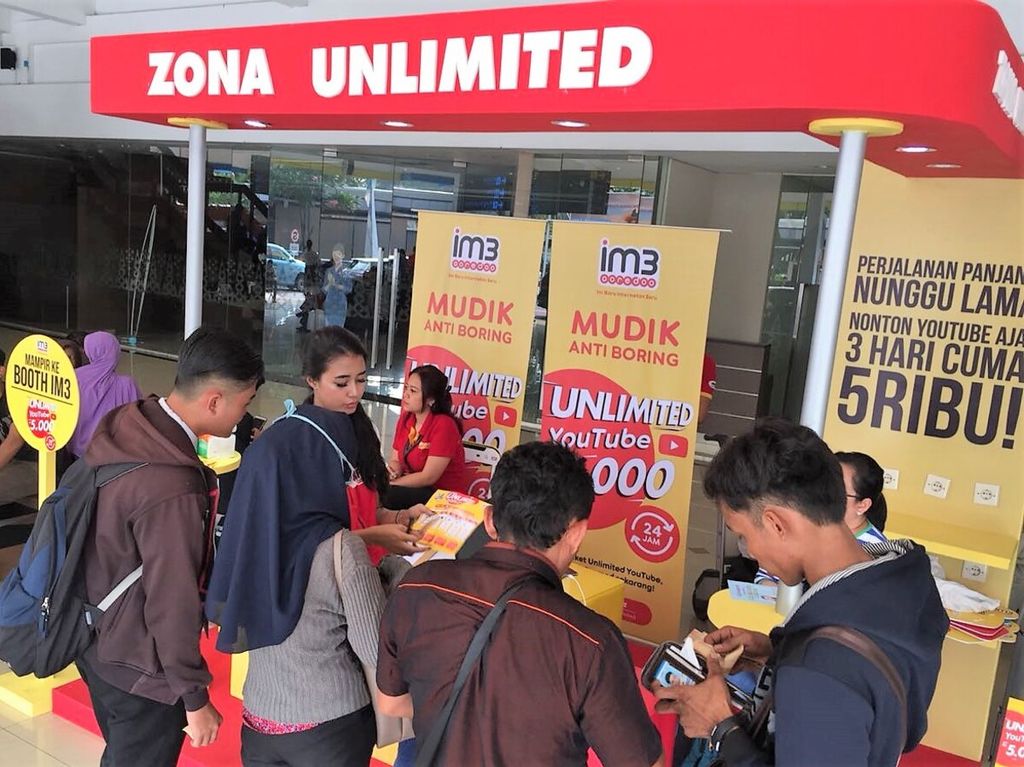 Gerai pelayanan seluler Indosat Ooredoo.