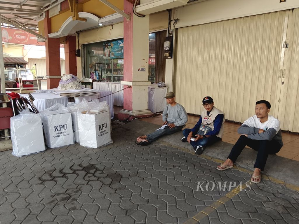 Tampak sejumlah petugas Kelompok Penyelenggara Pemungutan Suara seusai melaksanakan perhitungan surat suara di TPS 31 Kelurahan Antapani Kulon, Kota Bandung, Jawa Barat, Kamis (15/2/2024). Mereka sedang menanti kendaraan roda empat yang disiapkan pihak kelurahan untuk mengangkut surat suara dari TPS 31.
