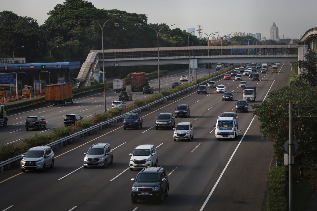 Arus lalu lintas di Jalan Tol Jagorawi, Jakarta Timur, Selasa (20/12/2022). PT Jasa Marga (Persero) Tbk mencatat sebanyak 291.451 kendaraan meninggalkan wilayah Jabotabek pada H-7 hingga H-6 Hari Raya Natal 2022 atau pada 18 hingga 19 Desember 2022. 